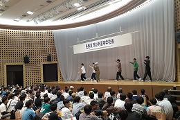 岡谷南高校の沖縄修学旅行でホテルでの集会の様子