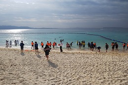 岡谷南高校の沖縄修学旅行で沖縄の海を見学する生徒たち