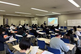 岡谷南高校の大学見学で大学の講義説明を聞く生徒たち