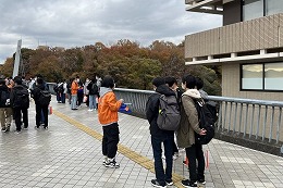 岡谷南高校の大学見学で大学キャンパスを見学する生徒たち