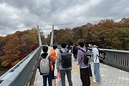 岡谷南高校の大学見学で大学施設周辺を見学する生徒たち