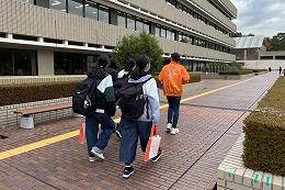 岡谷南高校の大学見学で大学構内を移動する生徒たち