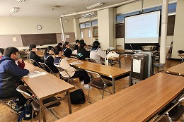 岡谷南高校の授業公開で中学生が授業を見学する様子