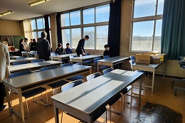 岡谷南高校の授業公開で理科室の授業を見学する様子