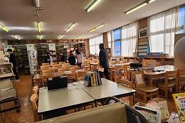 岡谷南高校の授業公開で図書館を見学する様子
