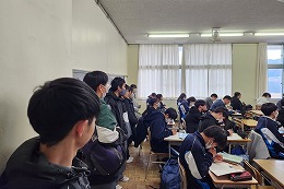 岡谷南高校の授業公開で教室の授業を見学する中学生たち