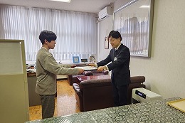 岡谷南高校の生徒が南信県税事務所諏訪事務所長賞の賞状を受け取る様子