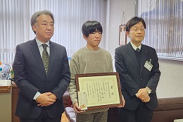 岡谷南高校の生徒が南信県税事務所諏訪事務所長賞を受賞し記念撮影する様子