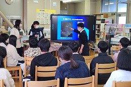 岡谷南高校の図書館読書週間で朗読会「銀河鉄道の夜」を行う様子