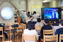 岡谷南高校の図書館読書週間で星空解説と朗読を行う様子