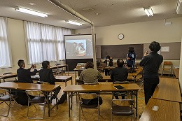 岡谷南高校で岡谷エコーロータリークラブに放送部の活動を報告する様子