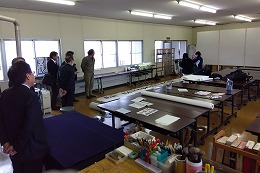 岡谷南高校で岡谷エコーロータリークラブに書道部の活動を紹介する様子