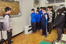 岡谷南高校の壮行会で大会出場生徒が抱負を述べる様子