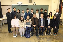 岡谷南高校放送部と映画「怪物」の是枝裕和監督との交流会での記念写真