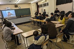 岡谷南高校放送部と是枝裕和監督との交流会で作品上映と意見交換を行う様子