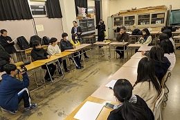 岡谷南高校放送部と是枝裕和監督との交流会で質疑応答を行う様子