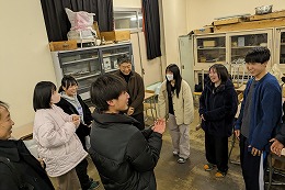 岡谷南高校放送部と是枝裕和監督との交流会後に歓談する様子