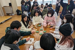 岡谷南高校で台湾・台中市立大里高級中学の生徒と折り紙交流を行う様子
