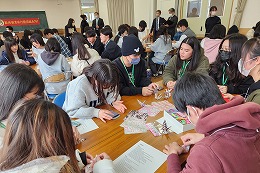 岡谷南高校で台湾の生徒と折り紙を通して交流する様子