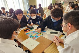 岡谷南高校で台湾の生徒とすごろくを楽しみながら交流する様子