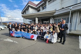 岡谷南高校で台湾・台中市立大里高級中学の生徒と記念写真を撮る様子