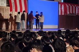 岡谷南高校の表彰式で受賞生徒が表彰される様子