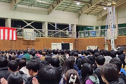 岡谷南高校の三送会で全校生徒が体育館に集まる様子