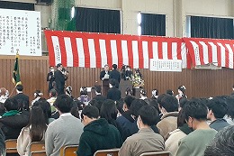 岡谷南高校の卒業証書授与式で式典に参加する卒業生と保護者