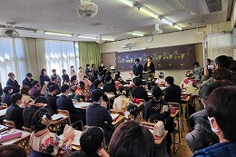 岡谷南高校の卒業証書授与式後に教室で卒業を祝う様子