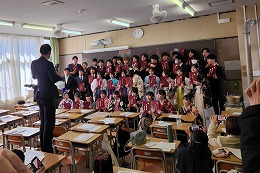 岡谷南高校の卒業証書授与式後に教室で記念写真を撮る卒業生