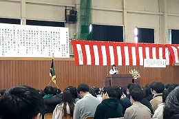 岡谷南高校の卒業証書授与式で式辞を聞く卒業生たち