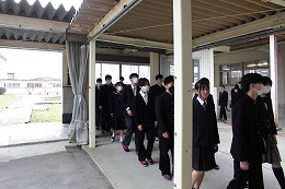 岡谷南高校の入学式で会場へ入場する新入生たち