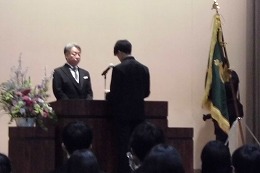 岡谷南高校の入学式で新入生代表が宣誓を行う様子