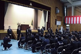 岡谷南高校の入学式で式辞を聞く新入生たち
