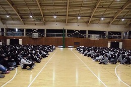 岡谷南高校の対面式で体育館に整列する新入生と在校生