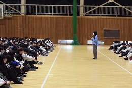 岡谷南高校の対面式で新入生に向けて挨拶を行う生徒会長