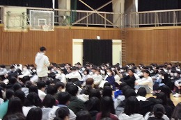 岡谷南高校の対面式で新入生代表が挨拶を行う様子