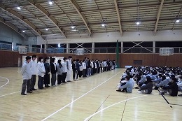 岡谷南高校の対面式で新入生と在校生が向かい合って整列する様子