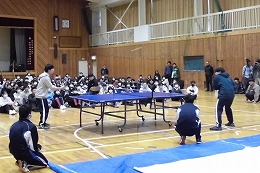 岡谷南高校の歓迎会で卓球部が新入生に向けてパフォーマンスを行う様子