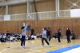 岡谷南高校の歓迎会で体育館でクラブ紹介のパフォーマンスを行う様子