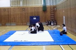 岡谷南高校の歓迎会で書道パフォーマンスを披露する生徒たち