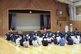 岡谷南高校の歓迎会で体育館ステージでクラブ紹介を見る新入生たち