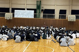 岡谷南高校の生徒総会で体育館に集まり議事を聞く生徒たち