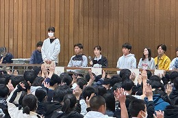 岡谷南高校の生徒総会で意見を述べる生徒
