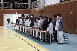 岡谷南高校の生徒総会で役員が前に並ぶ様子