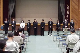 岡谷南高校のPTA総会で役員紹介が行われる様子