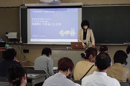 岡谷南高校の授業公開で講義を聞く保護者