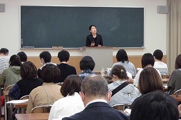 岡谷南高校の授業公開で教室で説明を聞く保護者