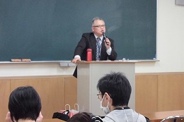 岡谷南高校の授業公開で講師の講話を聞く保護者