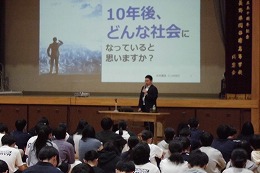 岡谷南高校の進路講演会で講師の講話を聞く生徒たち